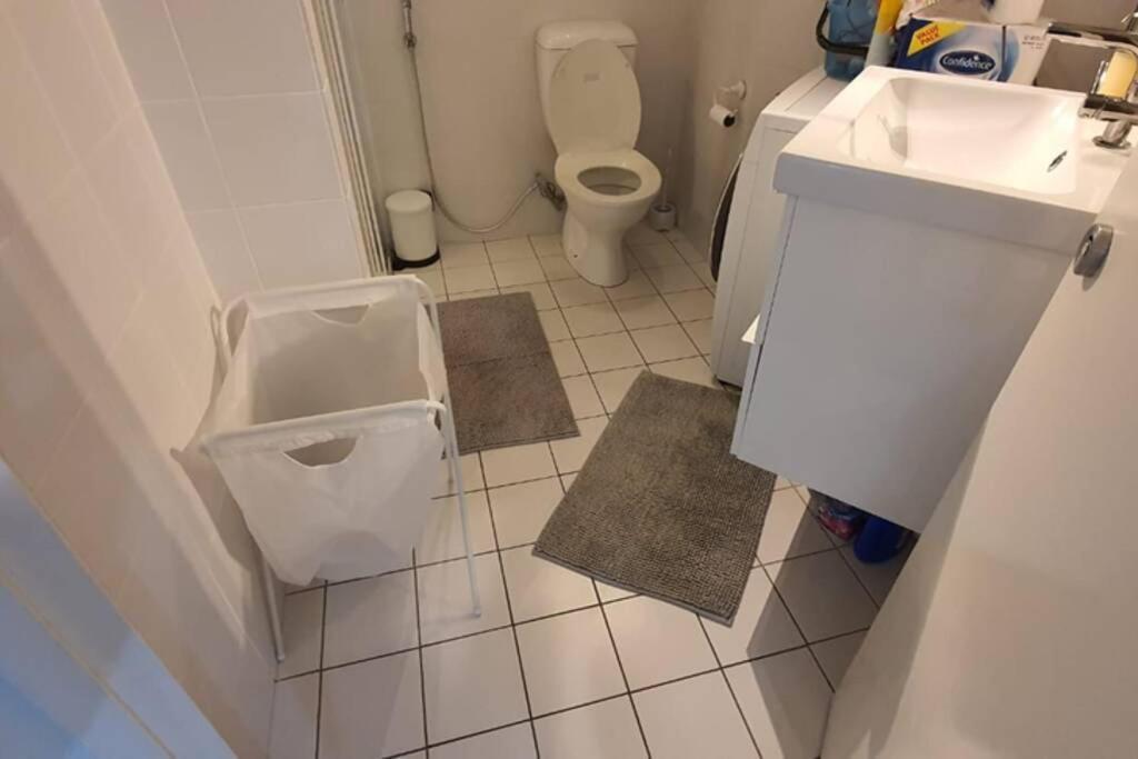 Dana-Spacious Private Room In Shared 2-Bedroom Apartment-1 Canberra Exterior photo